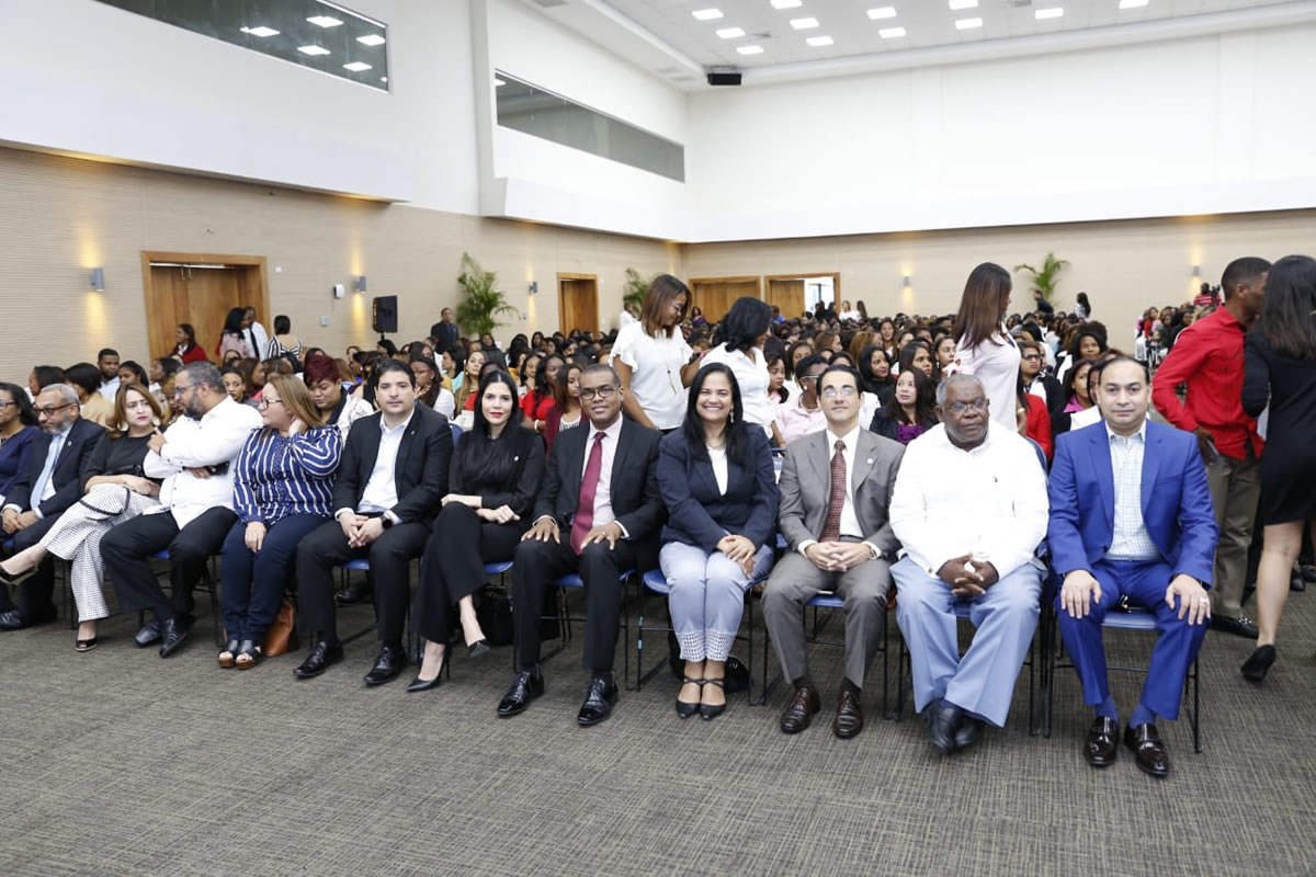 Vista parcial de los funcionarios y colaboradores que realizaron el Diplomado
